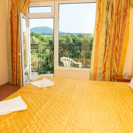 Family Mimosa فندق تساريفو